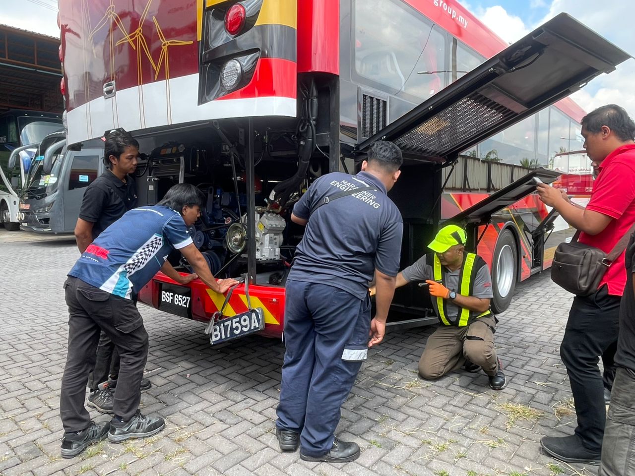 MARALINER technician carrying out authorised commercial vehicle repair