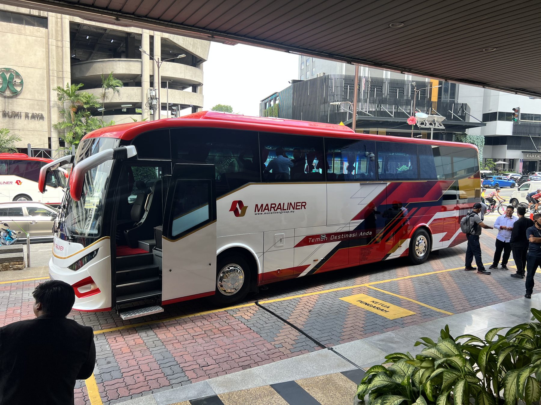 MARALINER bus at a pickup area